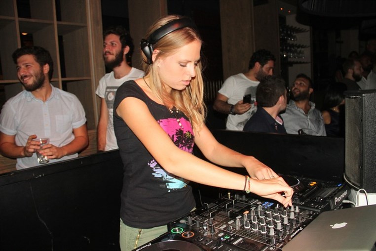 Nora En Pure LIVE at INDIE